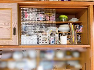 ハウスクリア岡山　割れやすいカラスを卒業 アクリルパネルで食器棚を安全DIY 