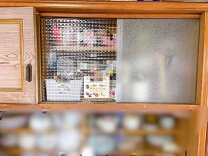 ハウスクリア岡山　割れやすいカラスを卒業 アクリルパネルで食器棚を安全DIY 