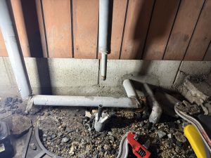 壊れた配管を取り外し、新しいパーツを仮接続している作業途中の様子。